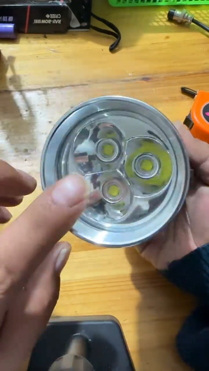 A862定焦三灯珠手电不带电池有瑕疵