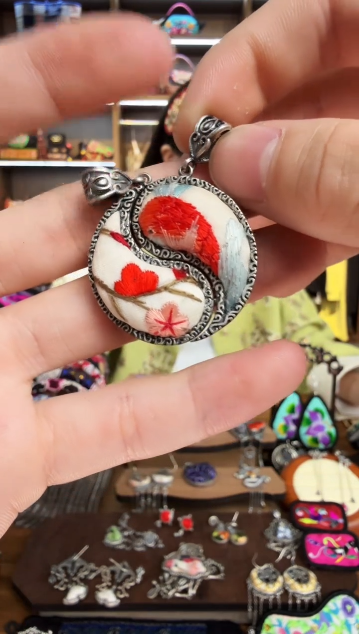 【闪购商品】织绣15蒙阿苏苗绣传承
