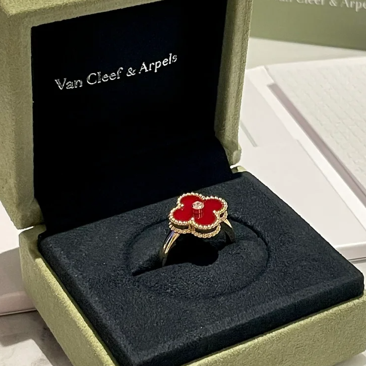 99新 梵克雅宝 小花6欢 红玉髓一粒钻四叶草戒指 50