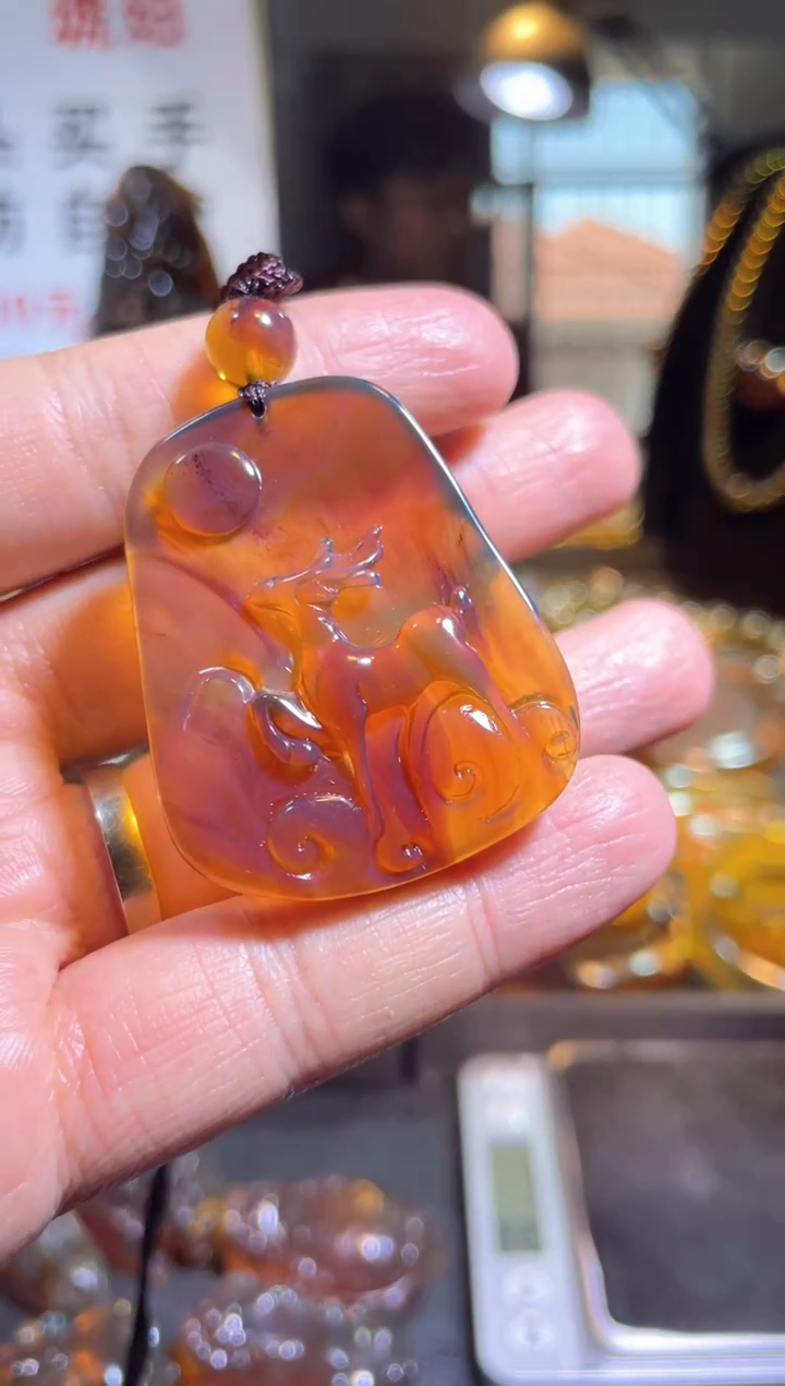 【闪购商品】琥珀裸石未镶嵌小鹿 灵草珀
