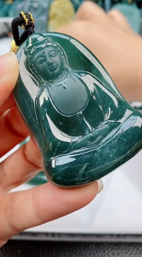 翡翠未镶嵌颈饰             