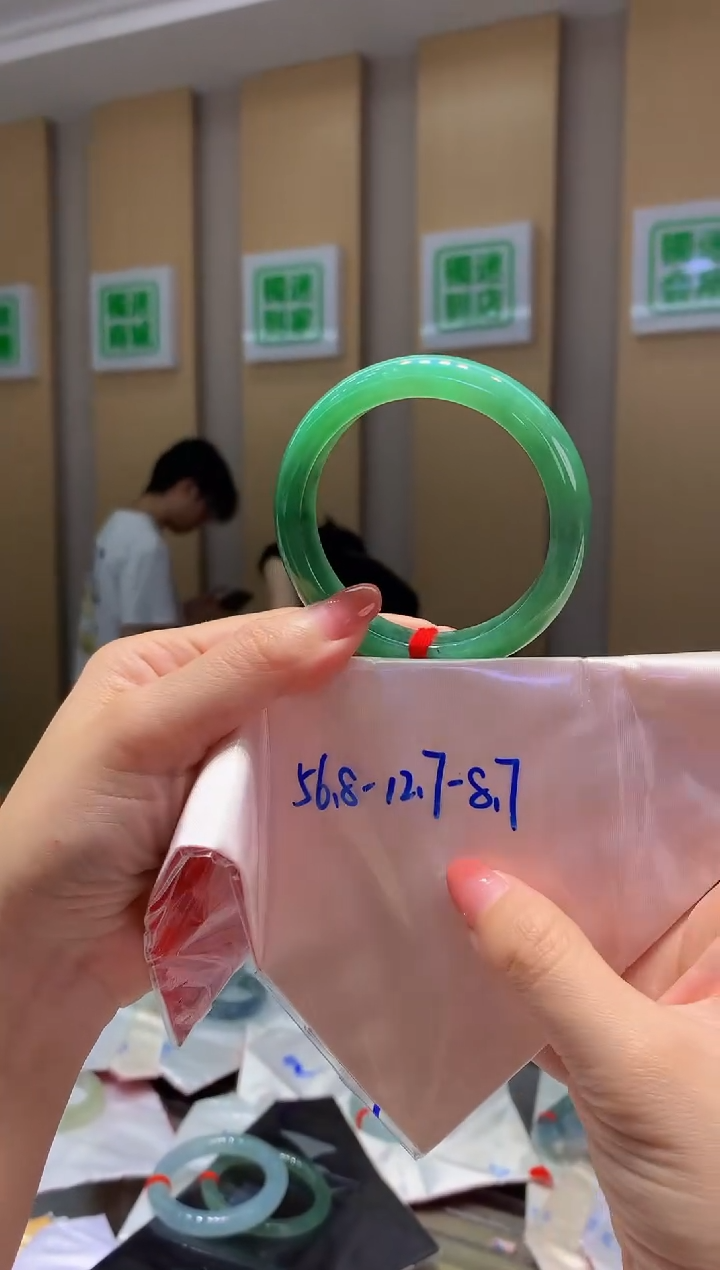 翡翠手镯未镶嵌- XX802圈口56.8