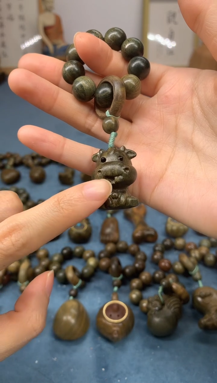 【闪购商品】维腊木（绿檀）把件小萌牛 盘玩件