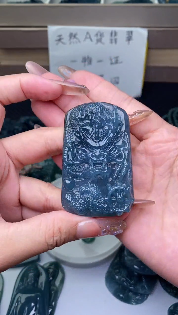 翡翠未镶嵌颈饰          