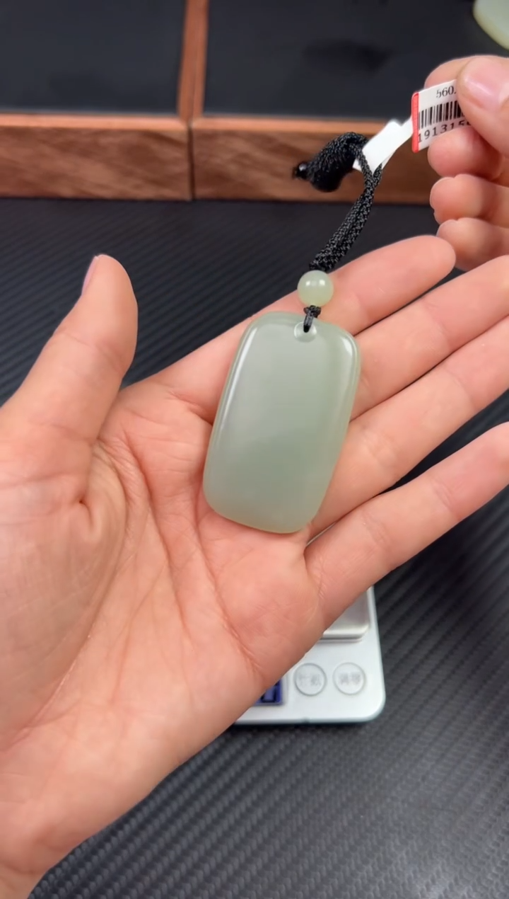 【闪购商品】和田玉吊坠(赠链)未镶嵌且末微色差近矿