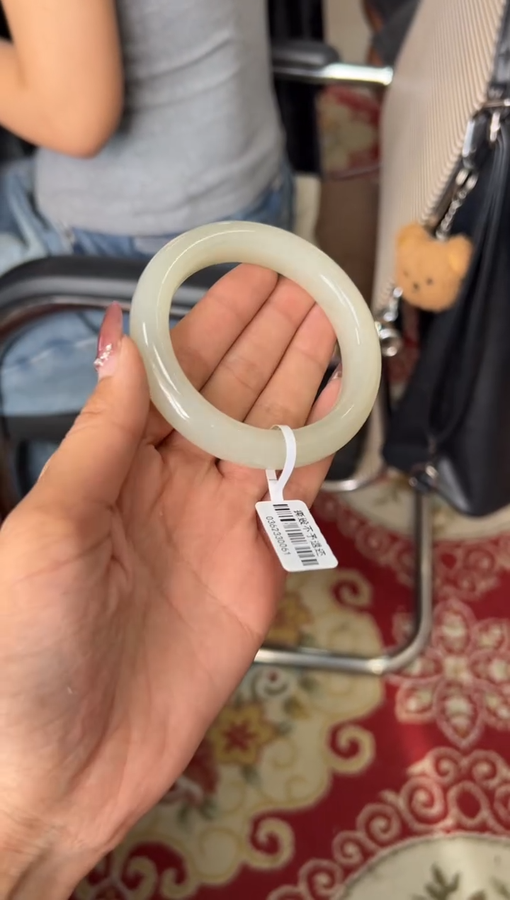 和田玉手镯未镶嵌黑山微色差56mj