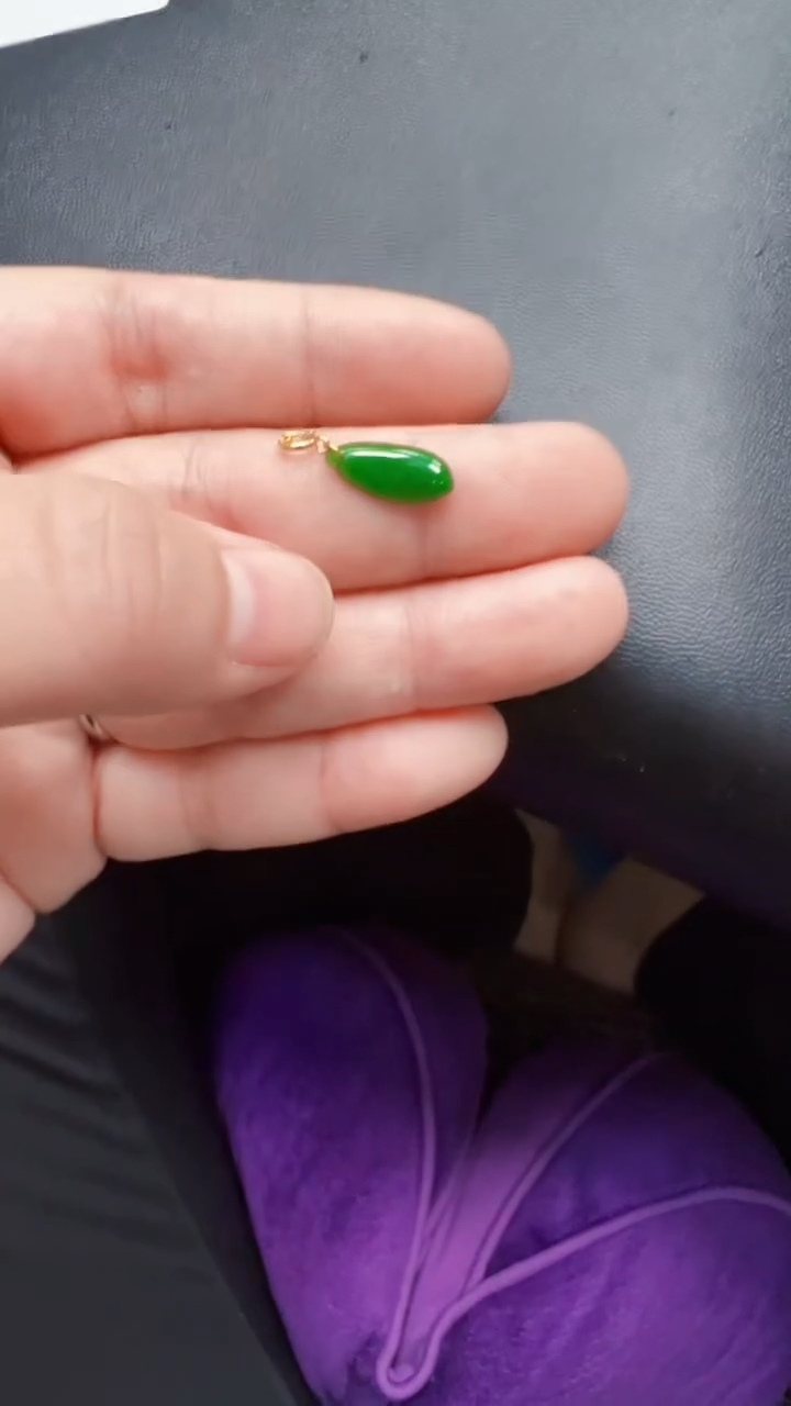 翡翠18K金镶嵌颈饰吊坠