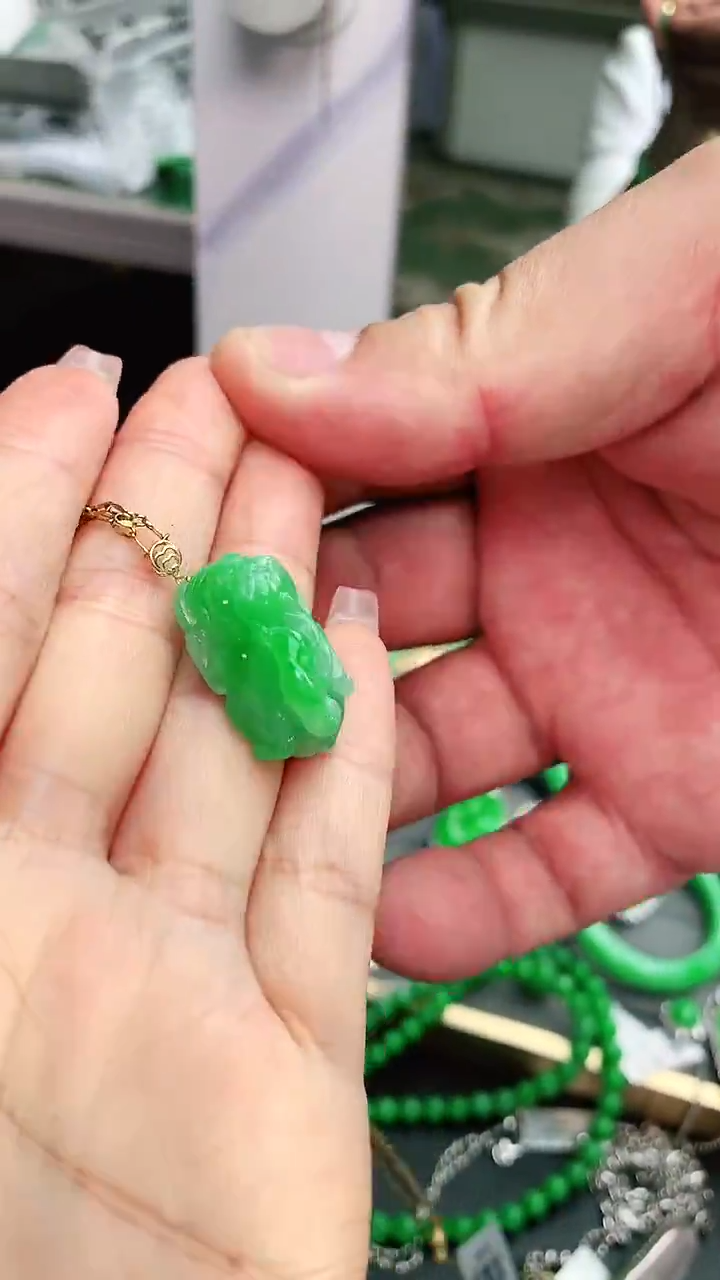 颈饰18K金镶嵌翡翠冠****姐赠礼盒证书 