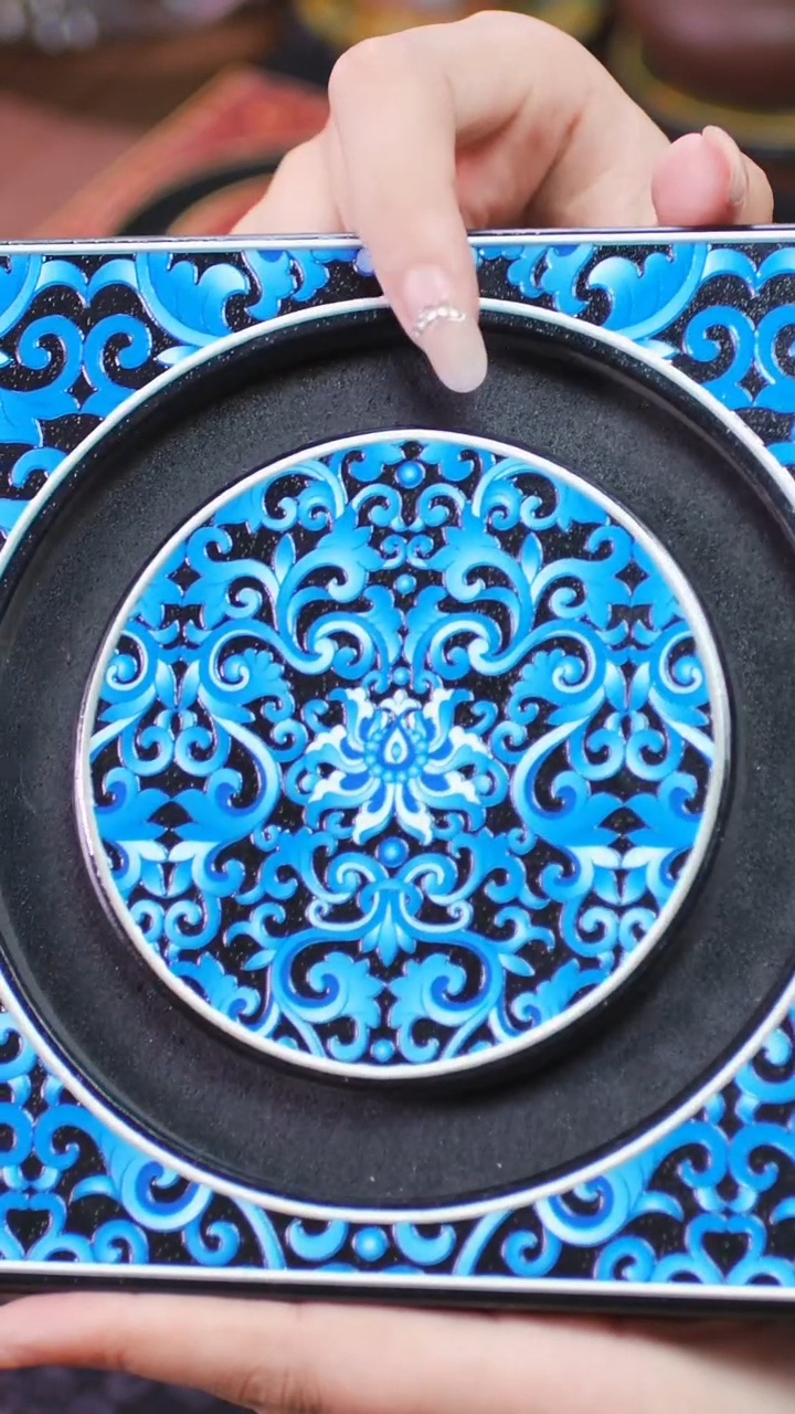 壹藏贰宝蓝宝相图案小壶承