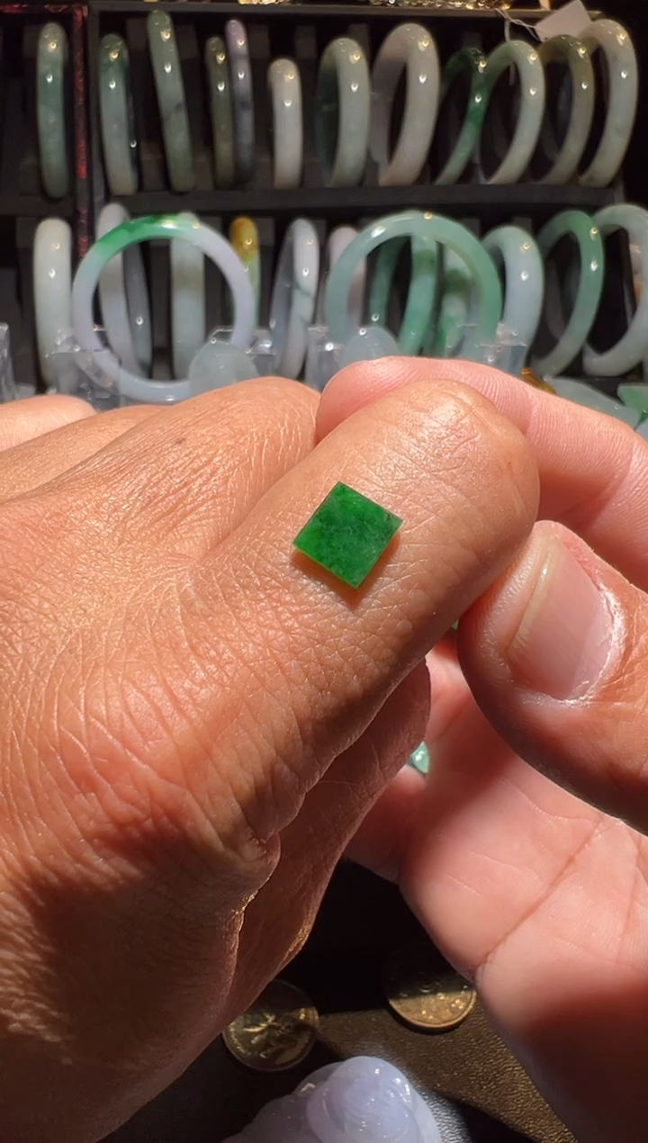 颈饰未镶嵌翡翠翡翠小戒面。