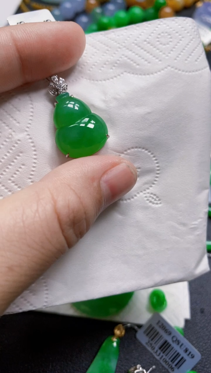 翡翠18K金镶嵌颈饰葫芦