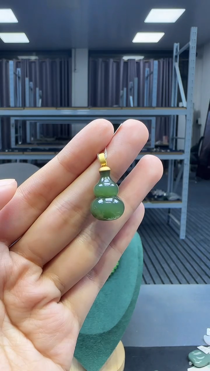18K金镶嵌和田玉挂件1
