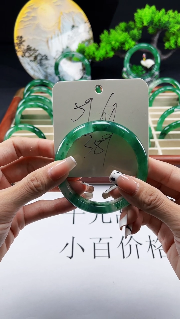 未镶嵌手镯石英质玉（非洲翠）手镯