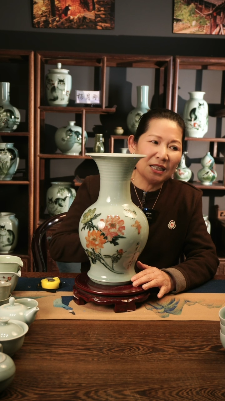 【闪购商品】釉中彩 牡丹画 旋纹瓶B