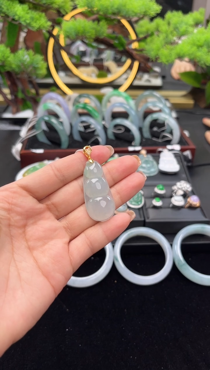 颈饰18K金镶嵌翡翠吊坠