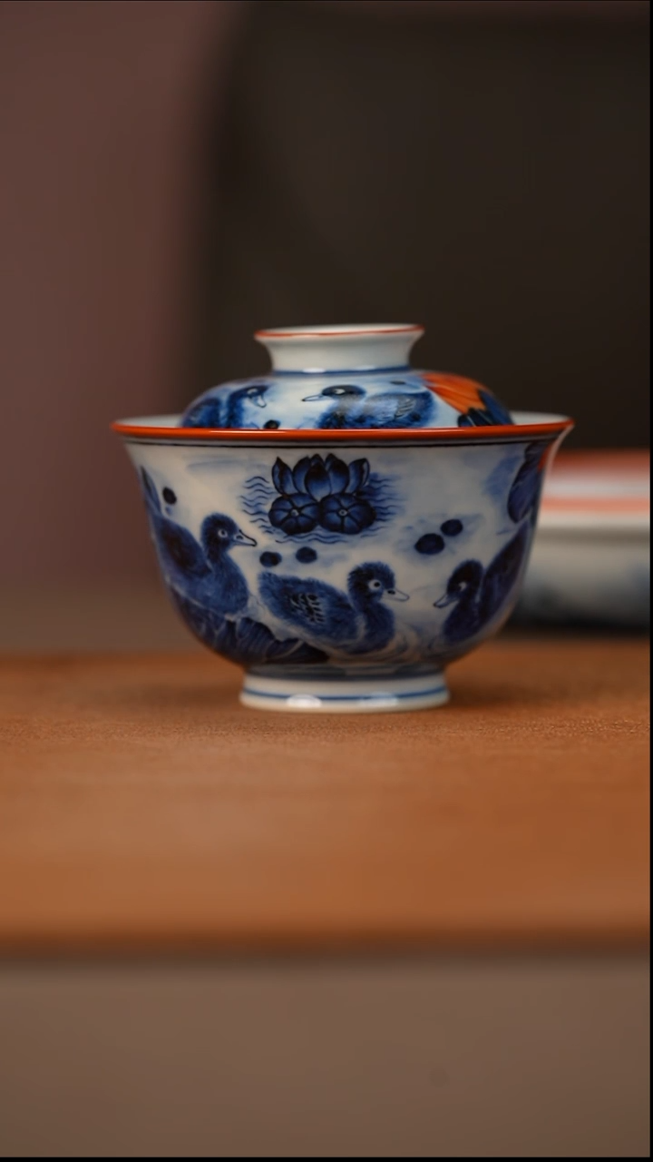 陶瓷又见春风青花矾红鸭子盖碗