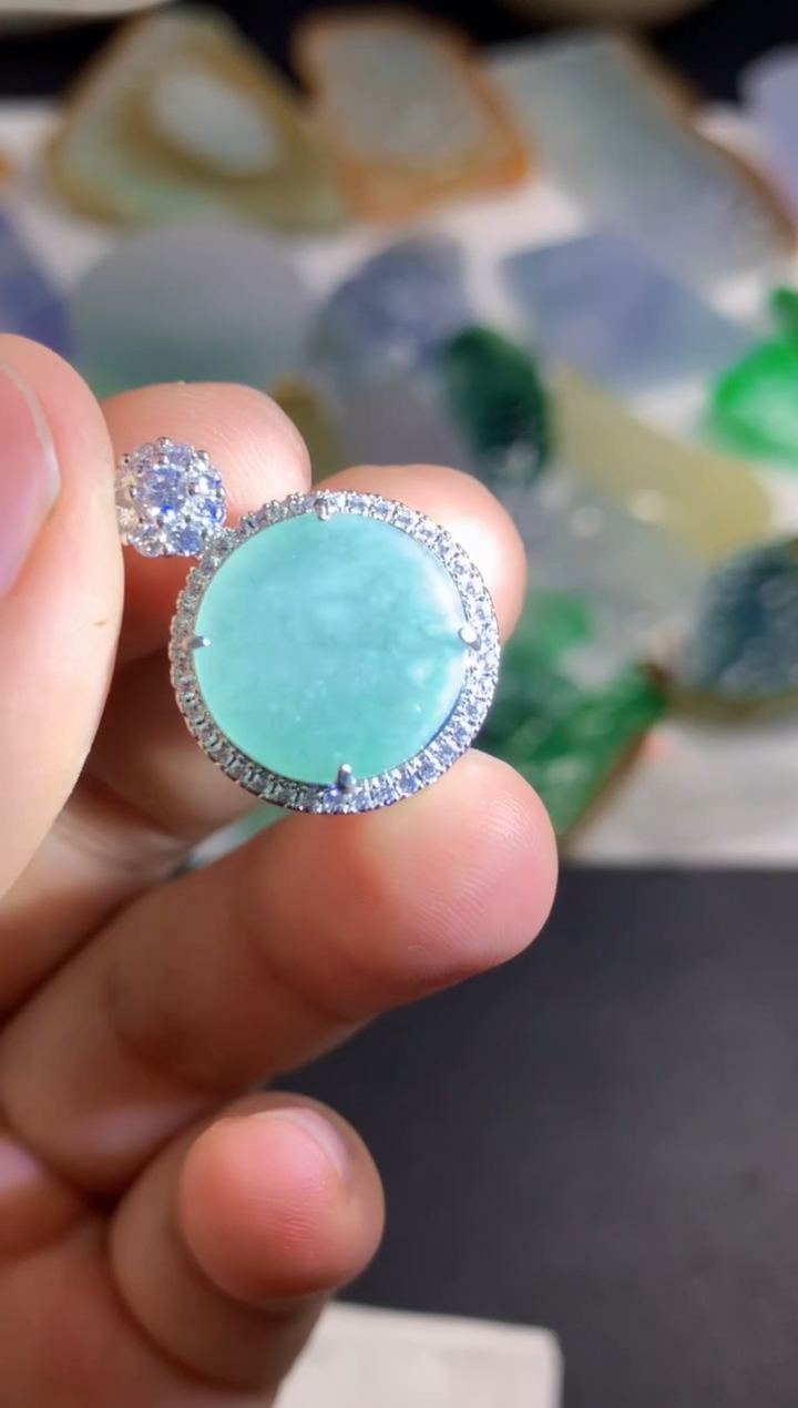 颈饰未镶嵌翡翠  