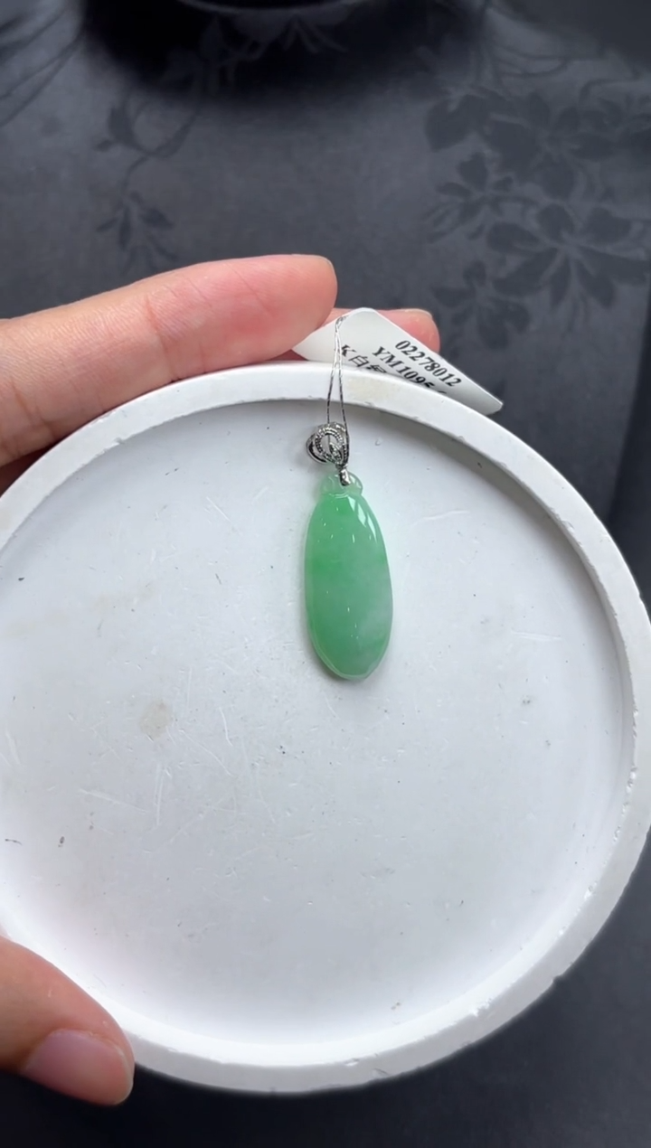 【闪购商品】翡翠颈饰18K金镶嵌福瓜