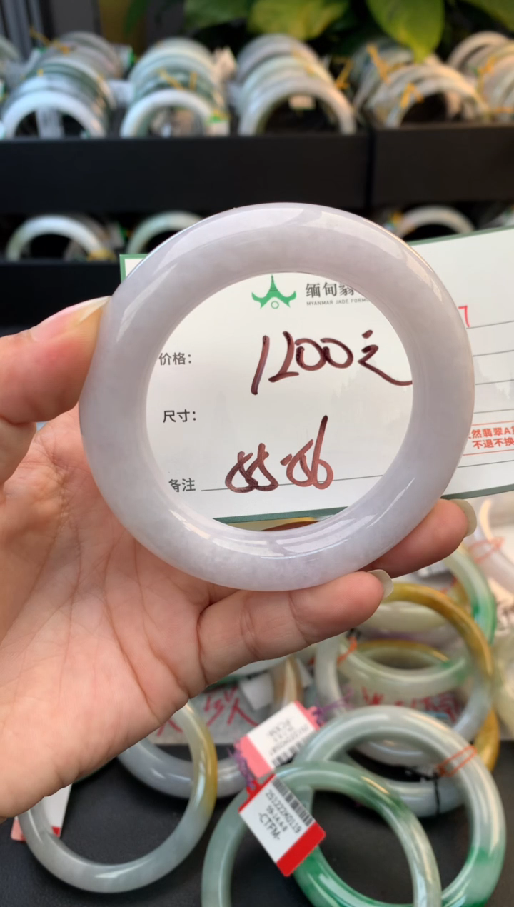 未镶嵌定制翡翠毛货需精细抛光+多人