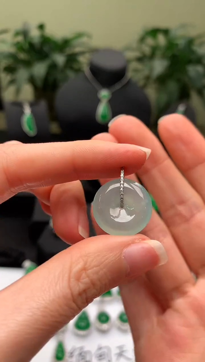 【闪购商品】翡翠颈饰18K金镶嵌平安扣