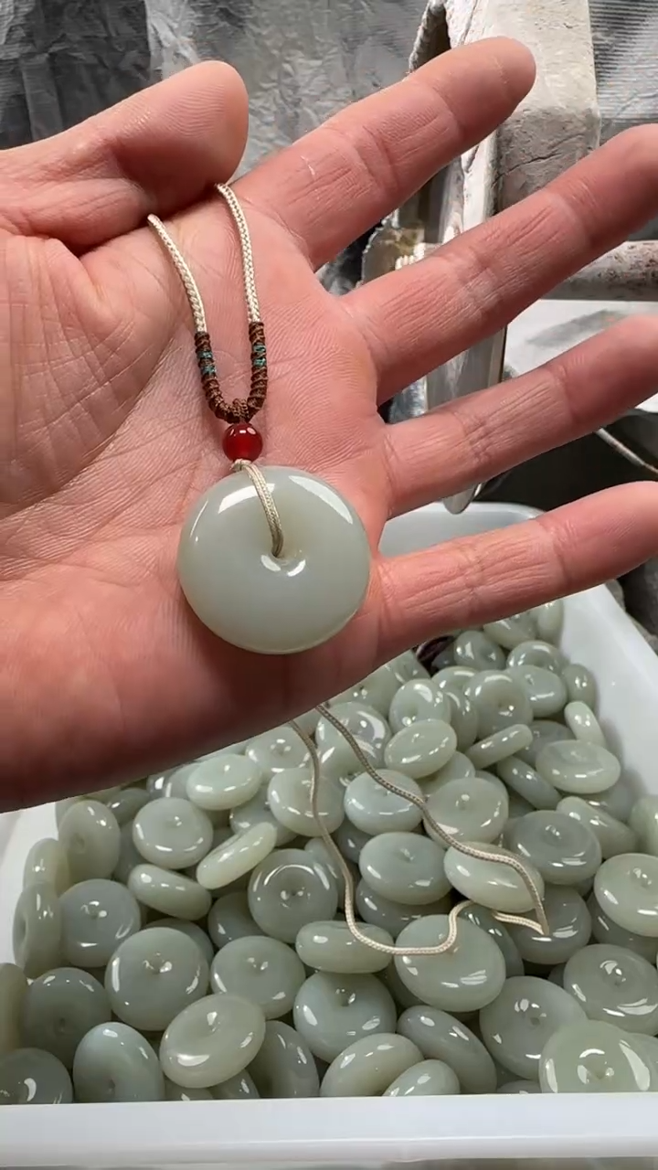颈饰未镶嵌和田玉吊坠