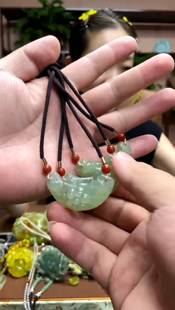 未镶嵌岫玉吊坠多样性发货发其中之一