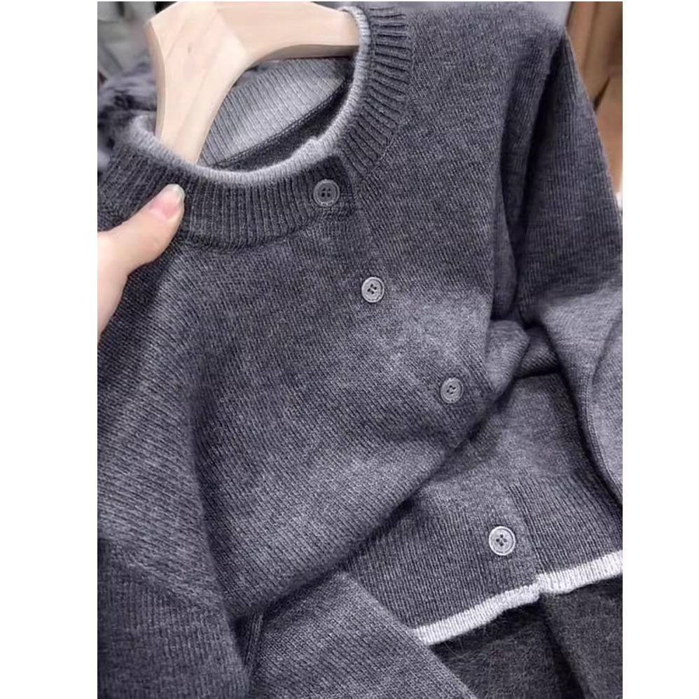 老钱风灰色假两件针织开衫女2025冬季新款圆领纽扣高级感毛衣外套