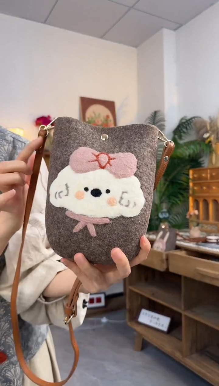 羊毛非遗纯手工包  手机包小狗
