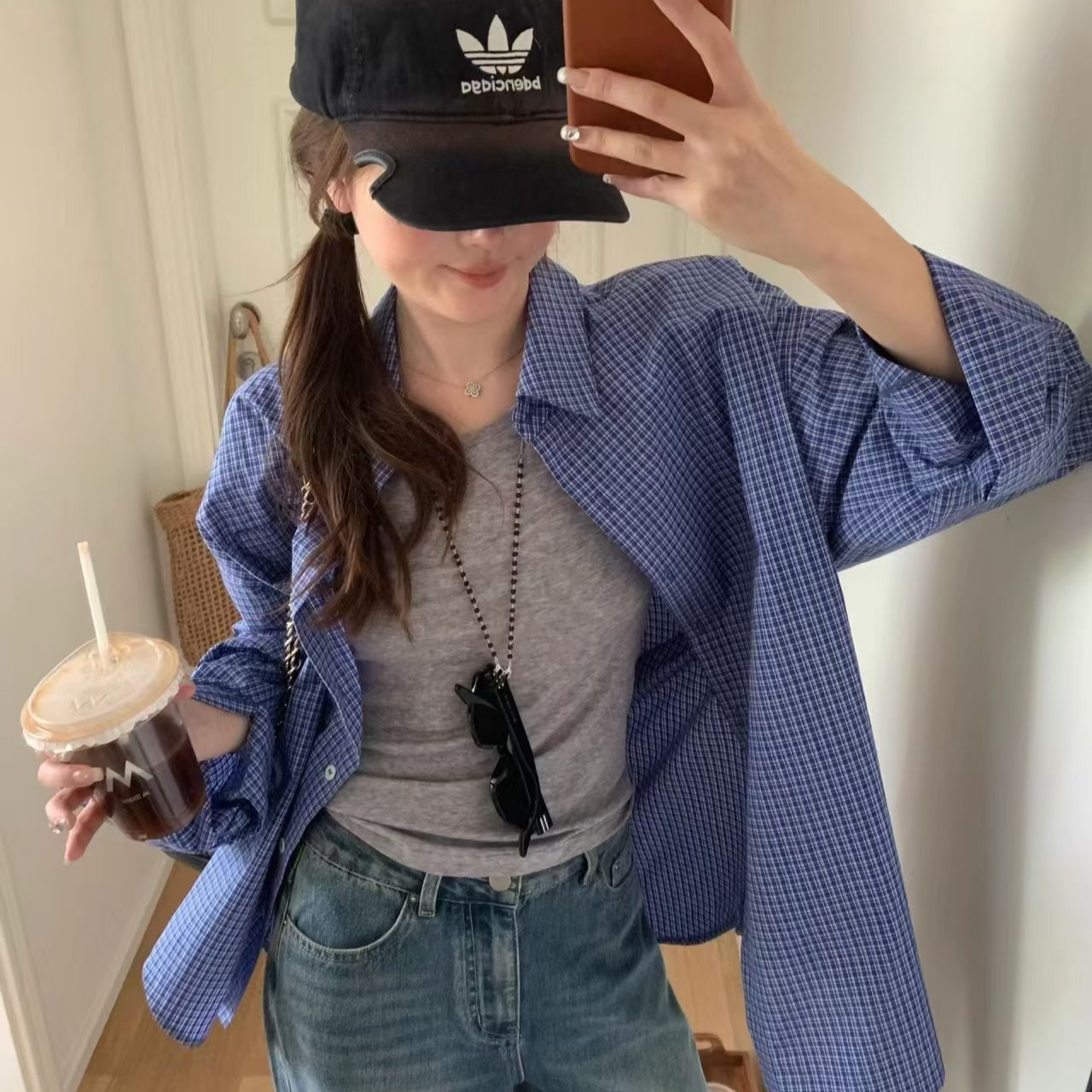 时尚甜美风个性宽松设计小众蓝色格纹长袖衬衫女气质休闲防晒上衣