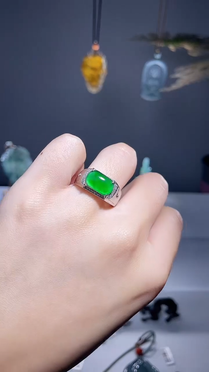 颈饰未镶嵌翡翠戒指