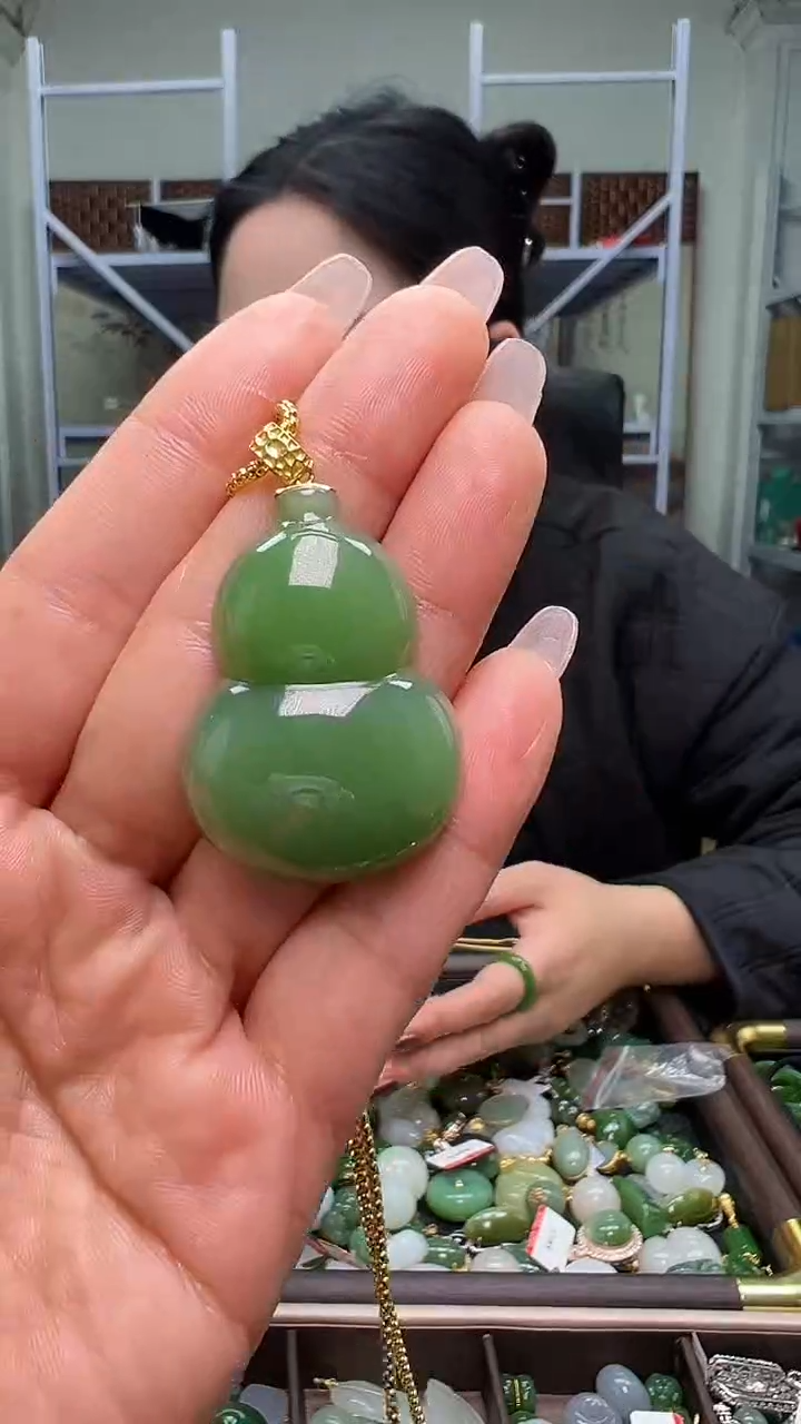 颈饰18K金镶嵌和田玉（多样性发货.发其一)12.12.81