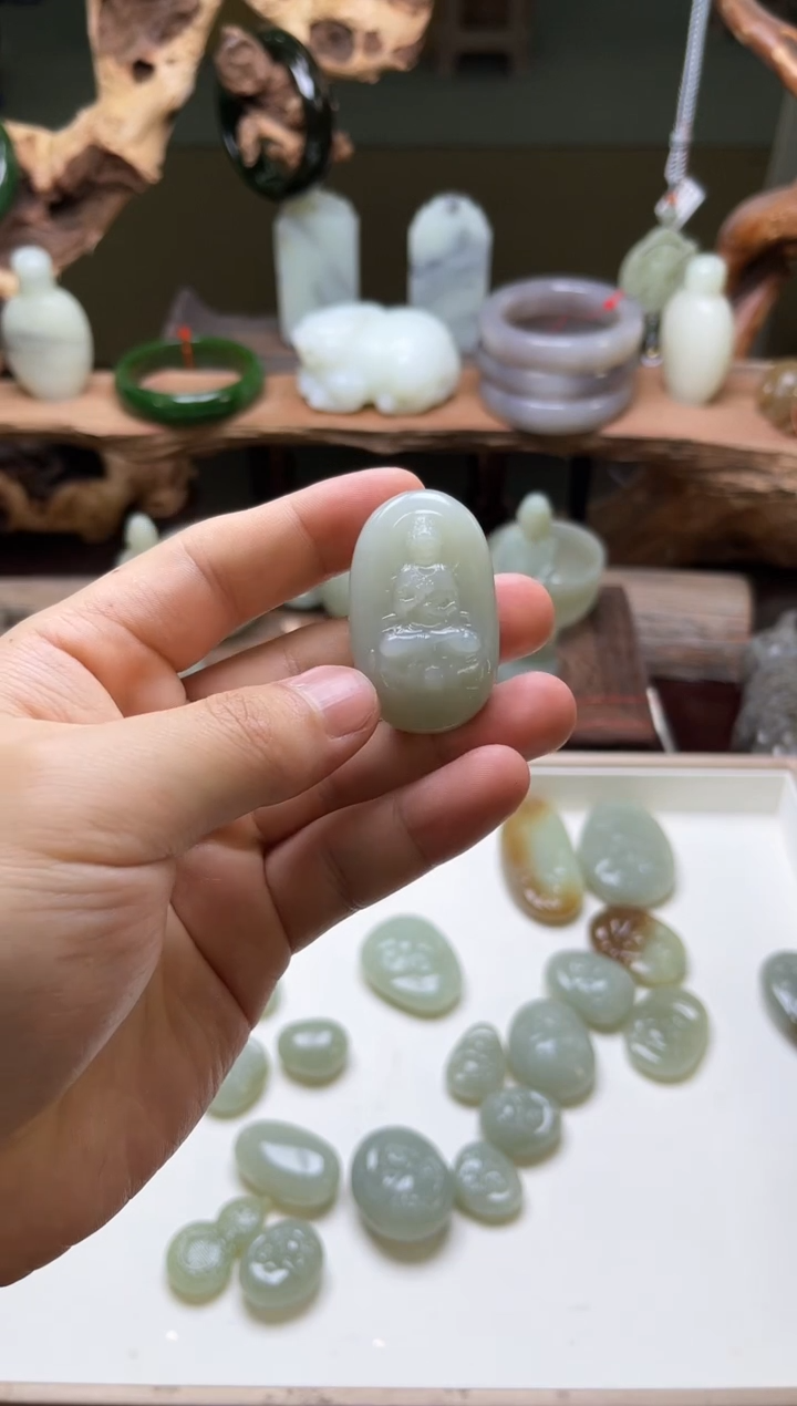 【闪购商品】和田玉吊坠未镶嵌且末青白 观音随形36克11 