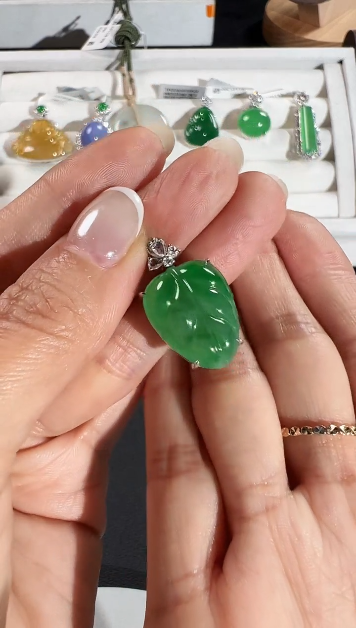 颈饰18K金镶嵌翡翠序号122