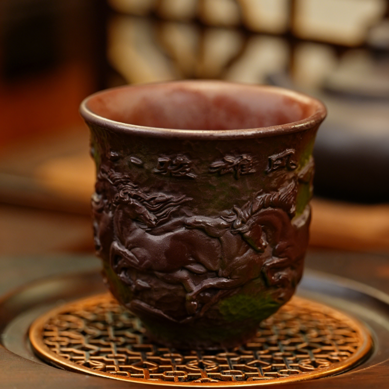 【宜兴原矿】老紫泥绿泥粉浆全手工紫砂主人杯 八骏雄风浮雕刻绘！