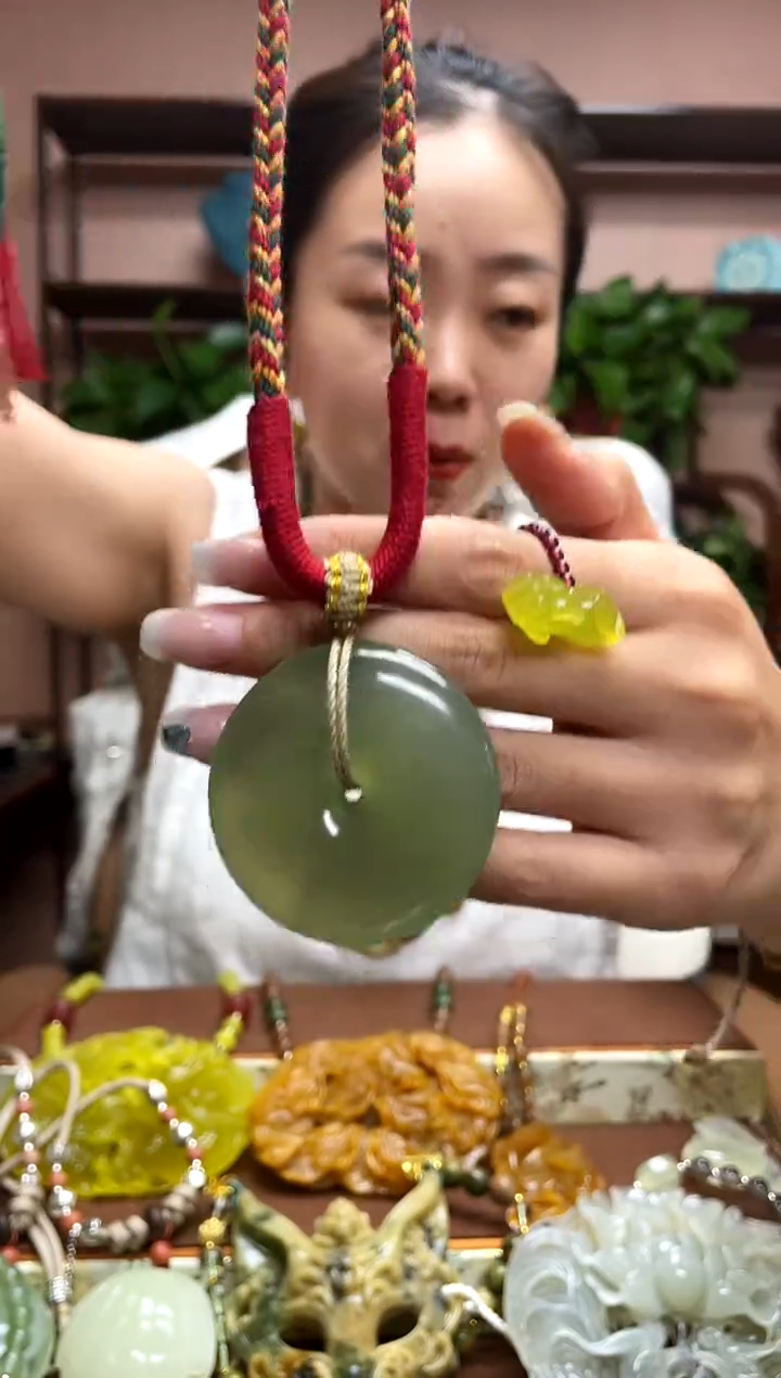 岫玉未镶嵌颈饰·