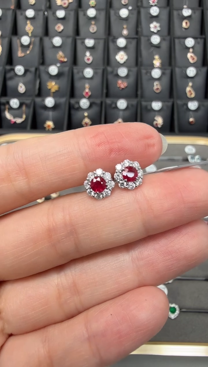 18K金镶嵌耳饰红宝石主石0.76克拉
