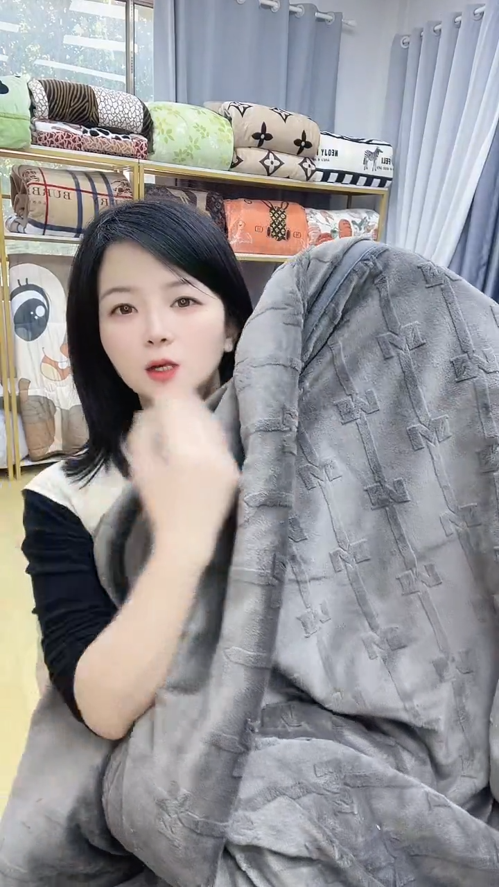 牛奶绒2x2.3灰雕花被子福利