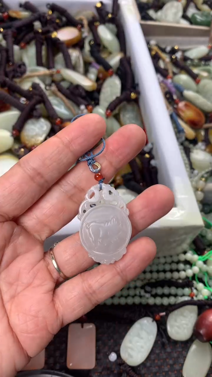 【闪购商品】和田玉颈饰未镶嵌多样性发货没有证书，拍一发一.有瑕