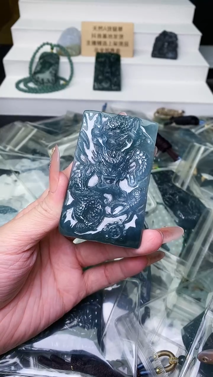 颈饰未镶嵌翡翠 