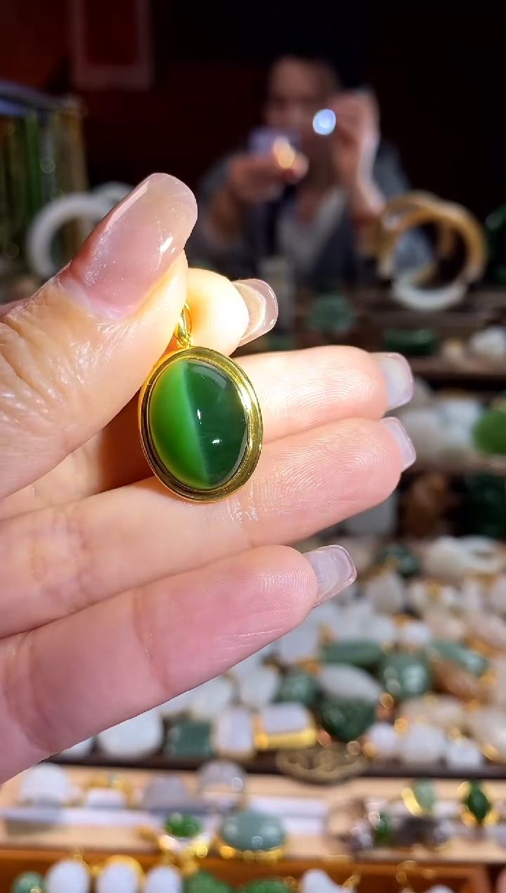 【闪购商品】和田玉吊坠18K金镶嵌。