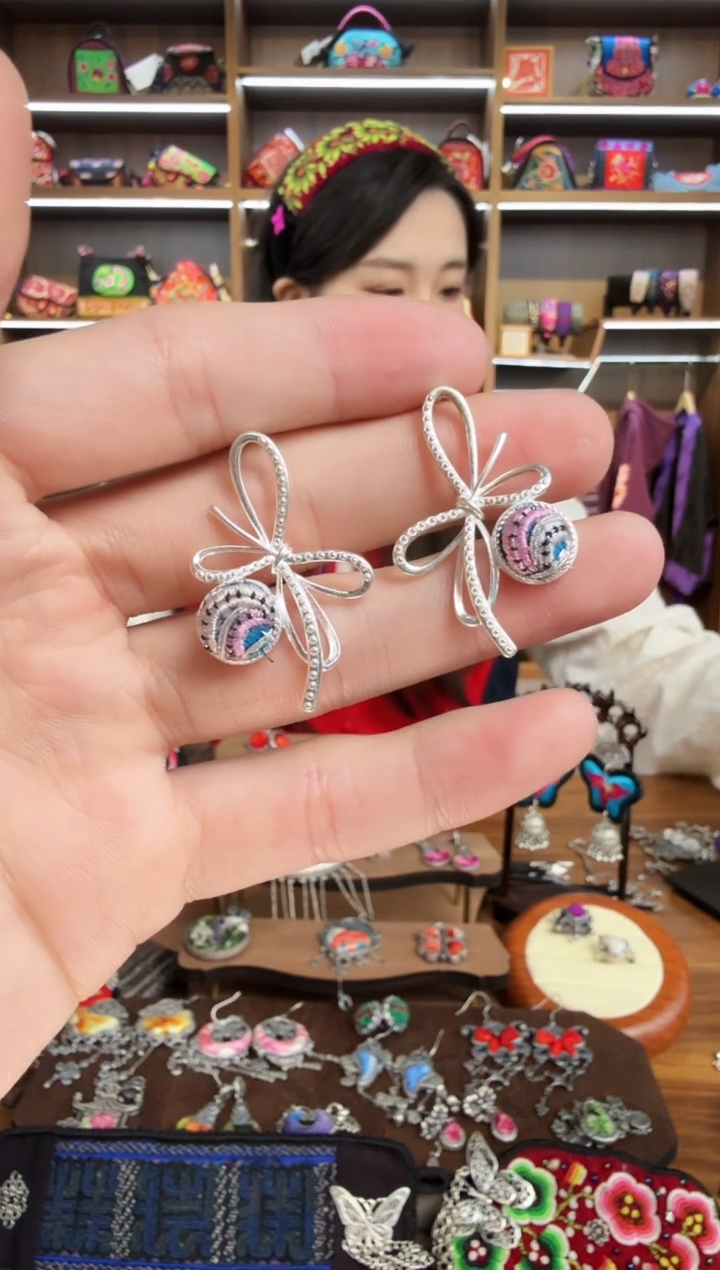 【闪购商品】织绣48蒙阿苏苗绣传承