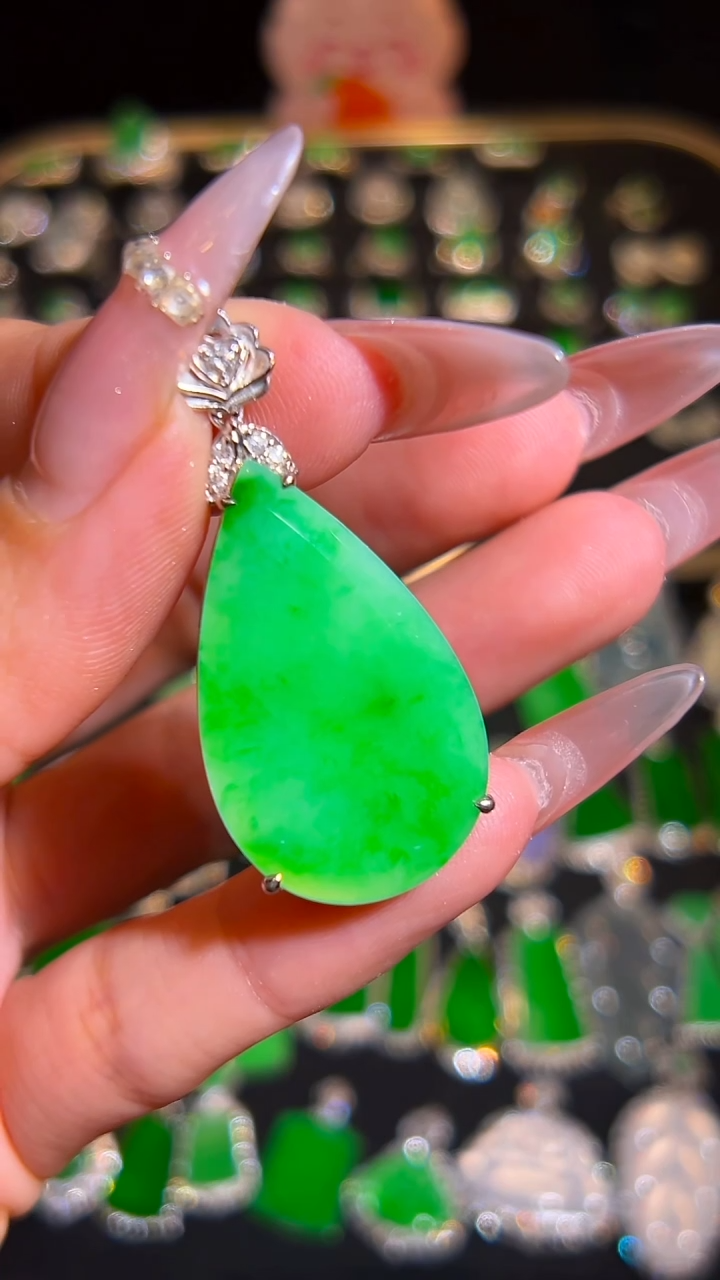 18K金镶嵌挂件翡翠吊坠