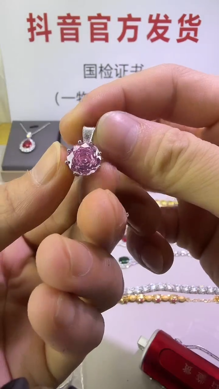 吊坠(赠链)蓝宝石18K金镶嵌108