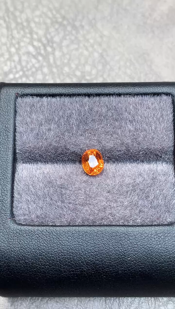 【闪购商品】石榴石（芬达石）裸石未镶嵌2.03ct全净玻璃椭圆芬达YH