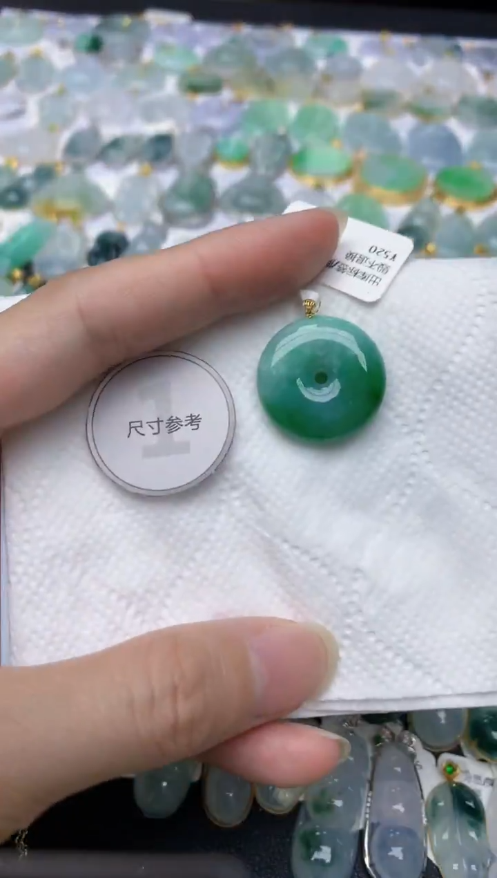 颈饰18K金镶嵌翡翠天然A货翡翠