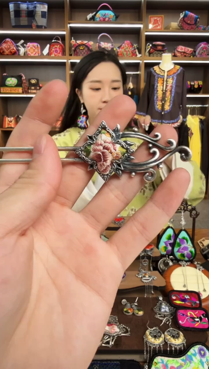 【闪购商品】织绣14蒙阿苏苗绣传承