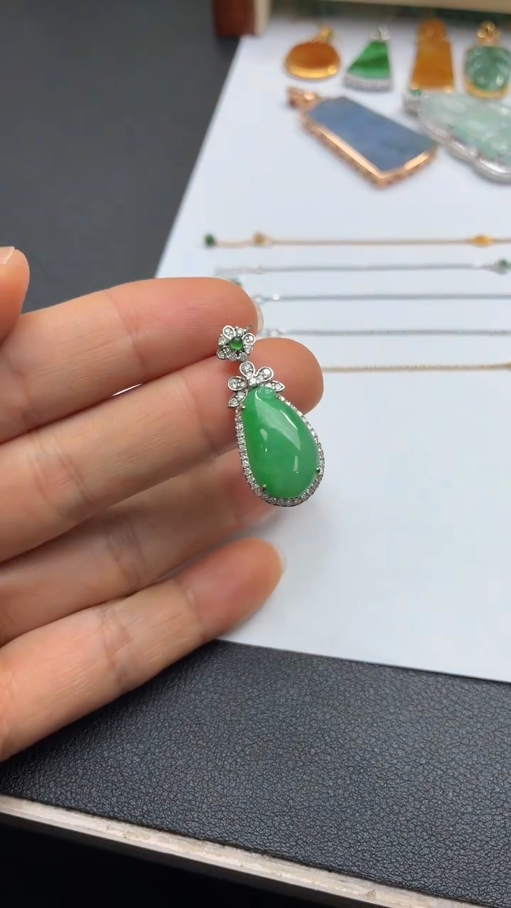 颈饰18K金镶嵌翡翠天然翡翠A货