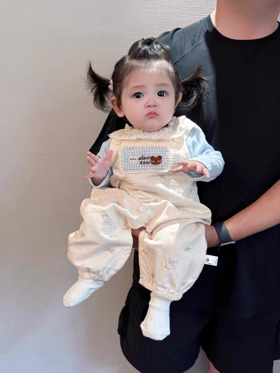 小月龄宝宝秋装套装超萌韩系婴幼儿背带裤打底两件套秋款外出服潮