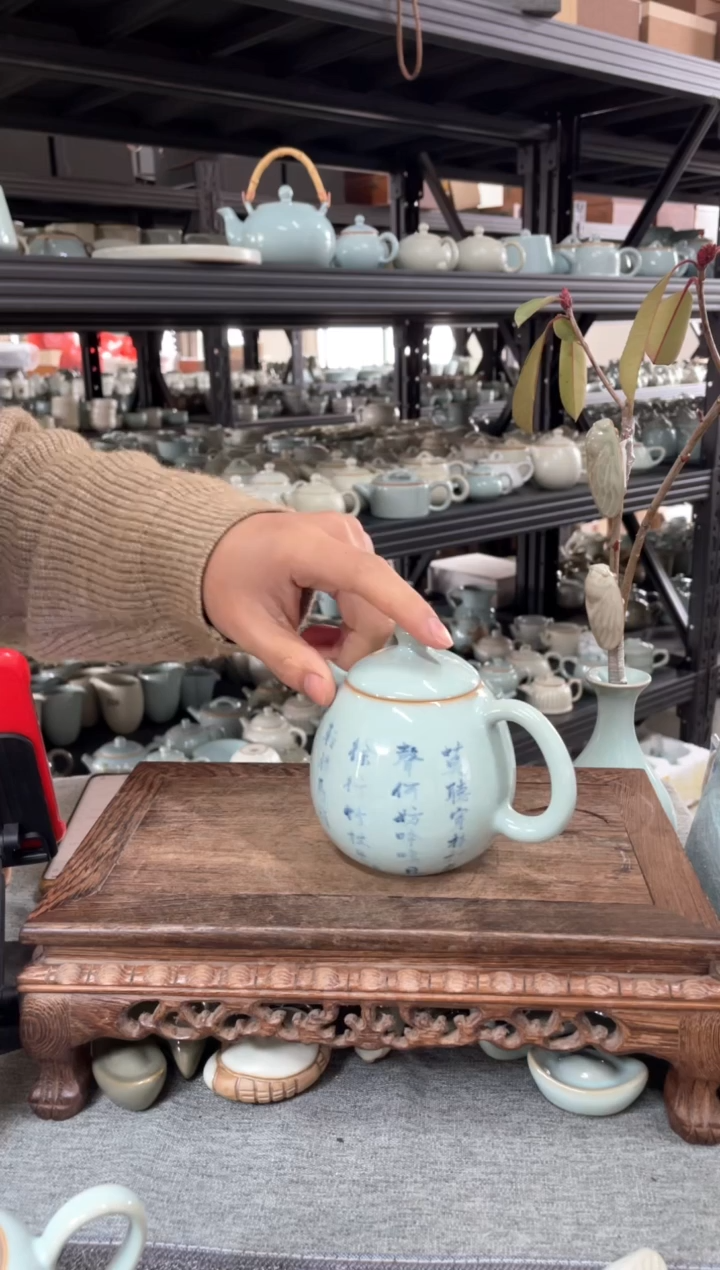 【闪购商品】其他天青圈足龙蛋壶微暇。