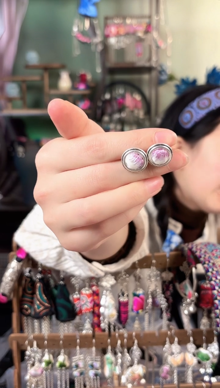 彩云南阁非遗老绣饰品204*